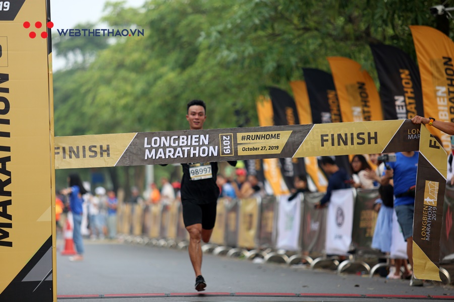 Đáng yêu khoảnh khắc “cựu vương” căng dây đích đón tân vô địch Longbien Marathon 2019 Đáng yêu khoảnh khắc “cựu vương” căng dây đích đón tân vô địch Longbien Marathon 2019
